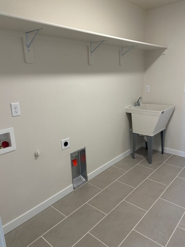 Building Photo - 1 Month FREE RENT w/ 12m Lease! Alderbrook...