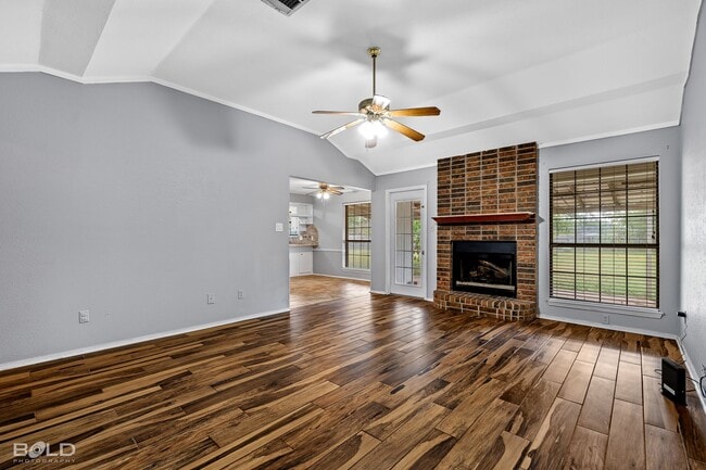 Building Photo - Check Out This 3 Bedroom 2 Bath Close to B...