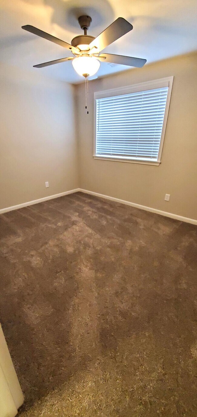 Building Photo - 686 Daphne Wy