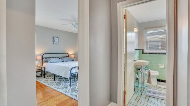 Building Photo - Beautifully renovated Move-in Ready 2bed 1...