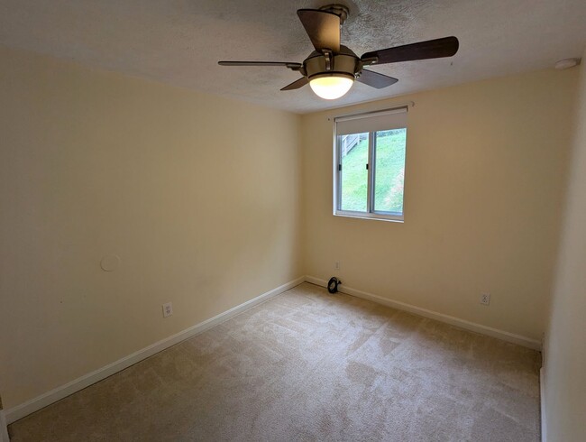 Building Photo - COMING SOON 2 Bedroom 1.5 Bathroom Single ...