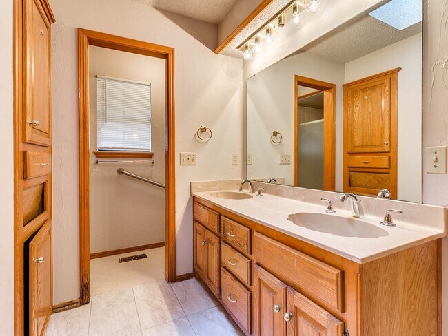 Building Photo - Large Corner Lot - 4 Bed/2.5 Bath + Study - 1 mile from PC North High School