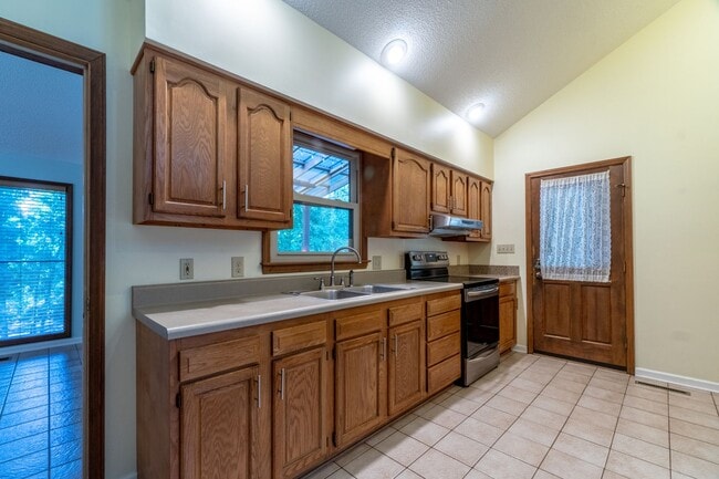 Building Photo - Meticulously maintained property with a st...