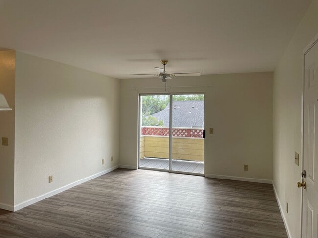 Building Photo - Bello, Erik