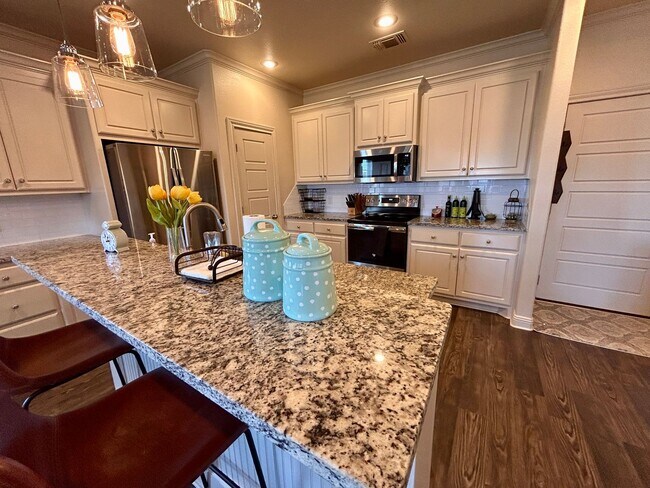 Building Photo - 3 Bed 2 Bath Mid Term Rental