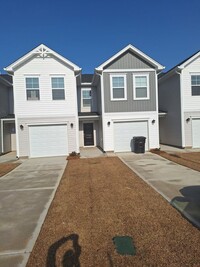 Building Photo - Adorable Spacious Three Bedroom Townhome i...