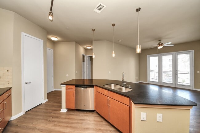 Building Photo - 5455 Richmond Ave.