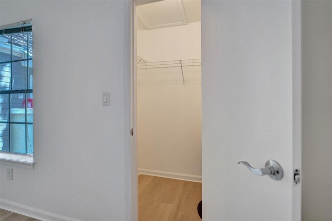 Building Photo - 1050 Crystal Way