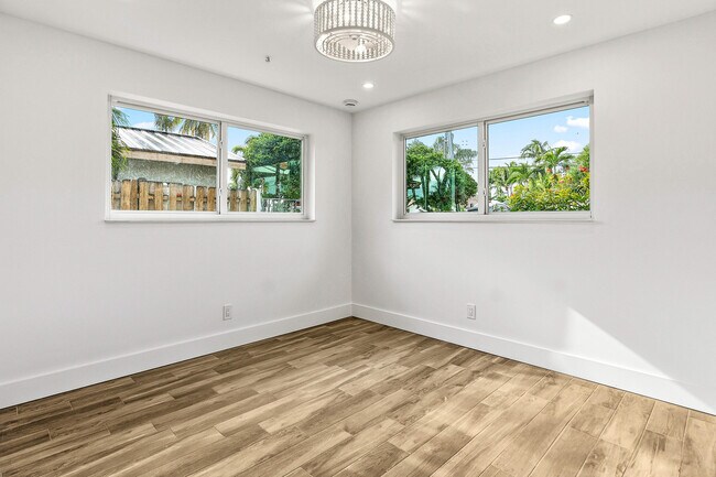 Building Photo - 1254 SW 4th Ct