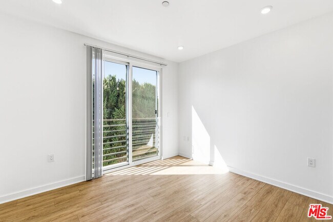 Building Photo - 11408 W Sarah St