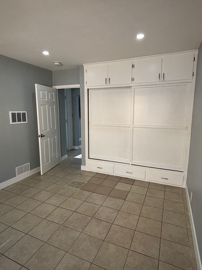 Building Photo - 8933 Elizabeth Ave