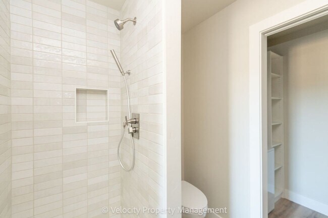 Building Photo - Brand New 1 Bedroom in Discovery West Neighborhood!