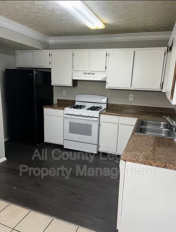 Building Photo - 2942 Spruce Cir