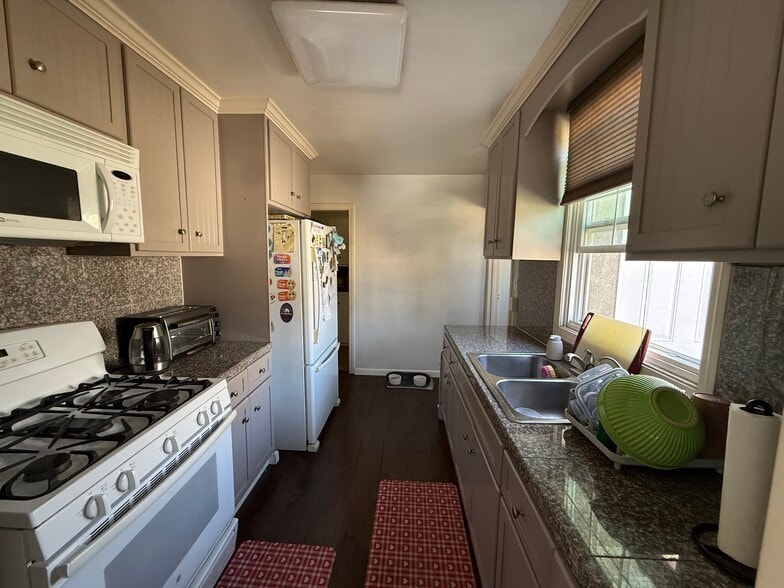 Building Photo - 504 S 46th St