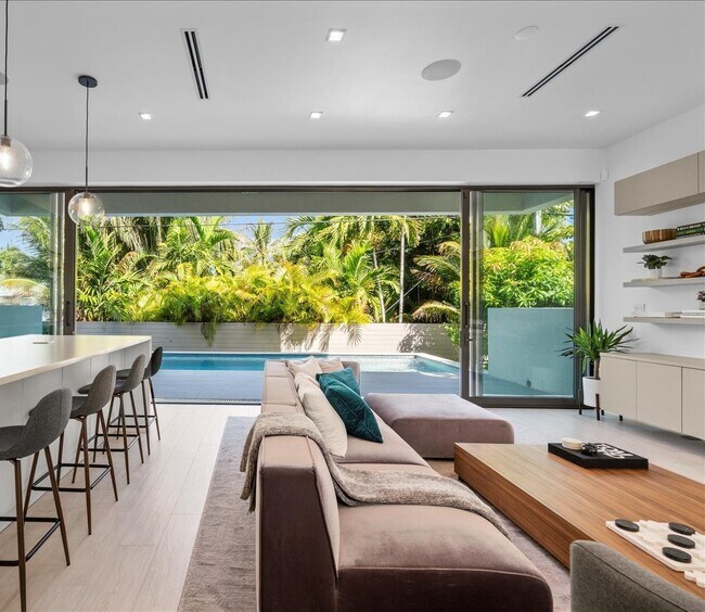 Building Photo - 1311 Bay Dr