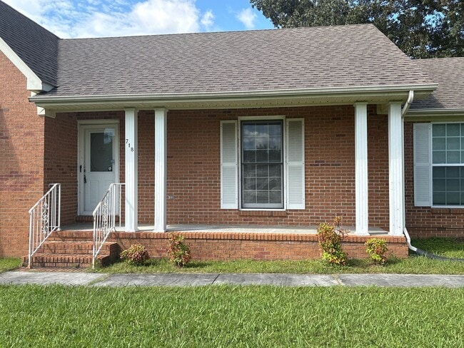 Building Photo - Spacious Brick Home with Fenced-In Back Yard!