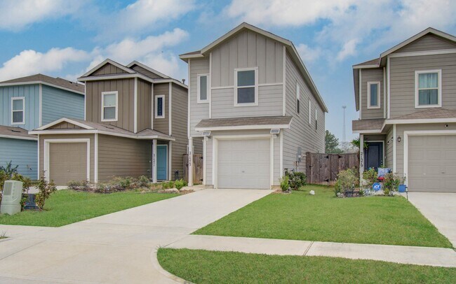 Building Photo - 21575 Carosella Dr