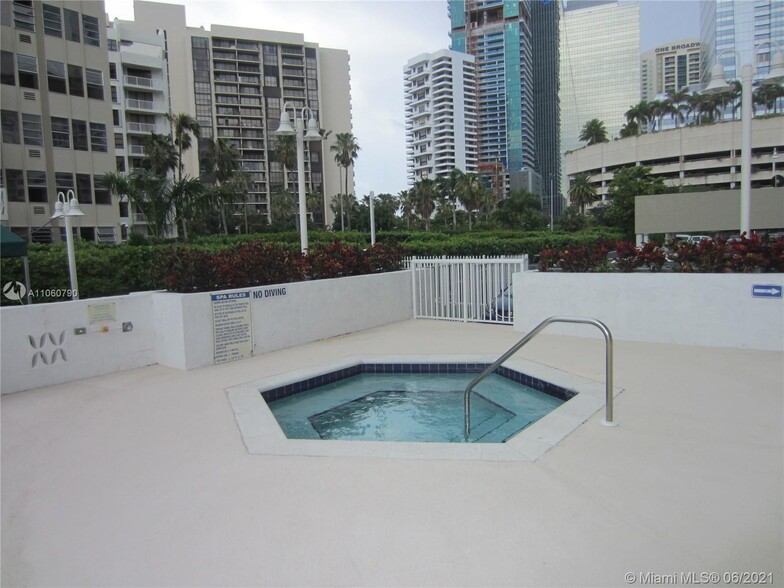 Building Photo - 1420 Brickell Bay Dr