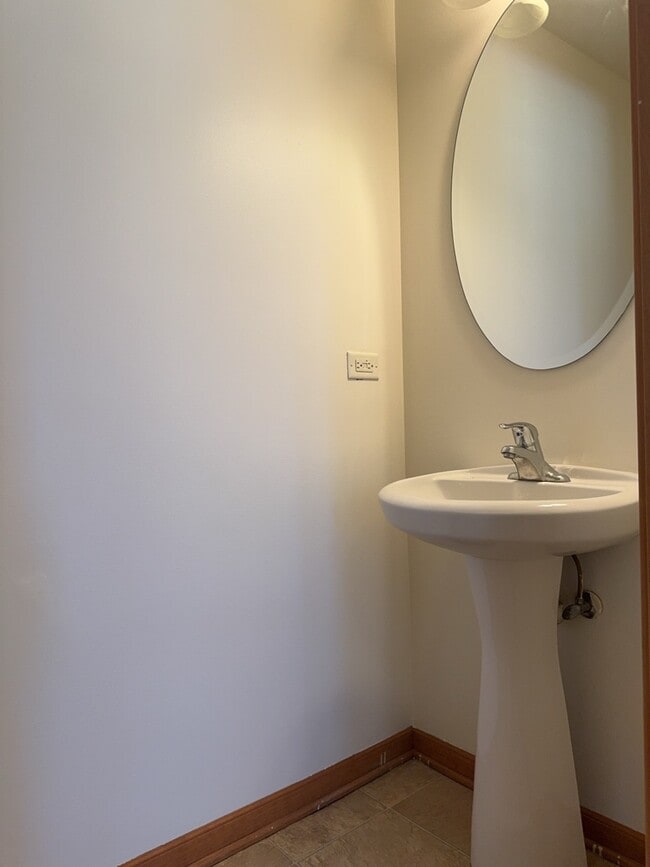 Building Photo - 2216 Evergreen Cir