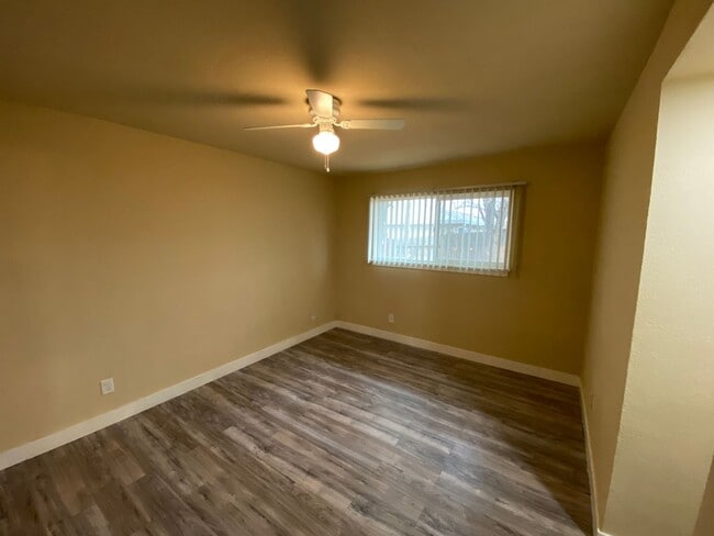 Building Photo - Cozy Update Duplex