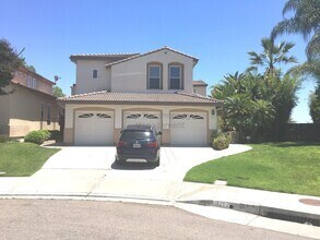 Building Photo - ***Beautiful 4 bed / 3 bath / 2,913 sqft H...