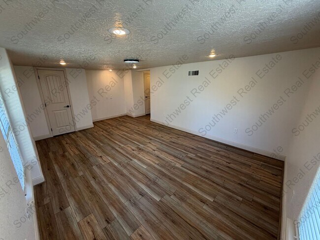 Building Photo - Modern meets classic!  3 bed 2 bath home for rent!