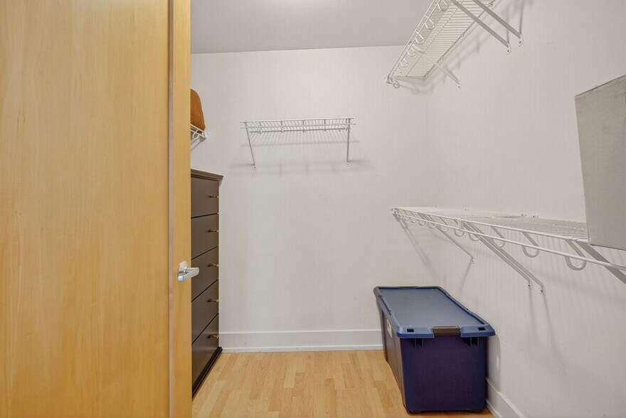 Building Photo - 400 Walnut St