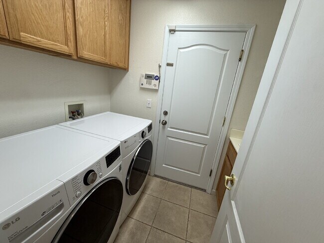 Building Photo - Gorgeous 5 Bedroom, 3 Bathroom Home With a Pool in perfect Tracy Location