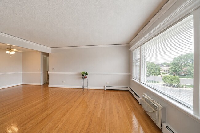 Building Photo - 4940 N Leonard Dr