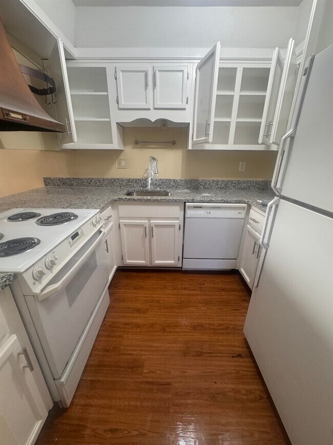 Building Photo - 6633 Poplar Woods Cir E