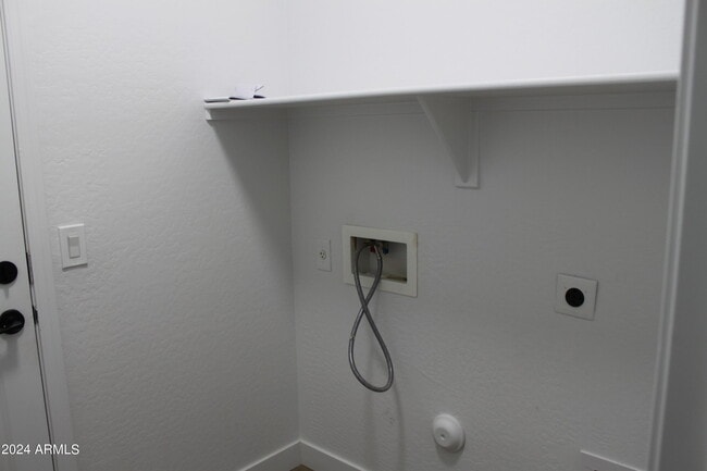 Building Photo - 739 W Dana Dr