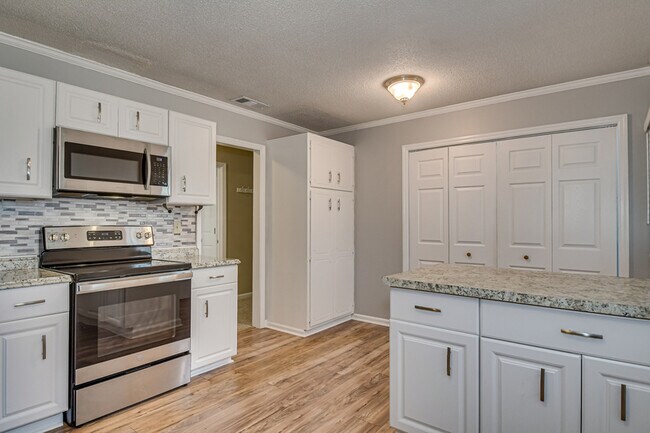 Building Photo - 4410 Goshen Lake Dr S