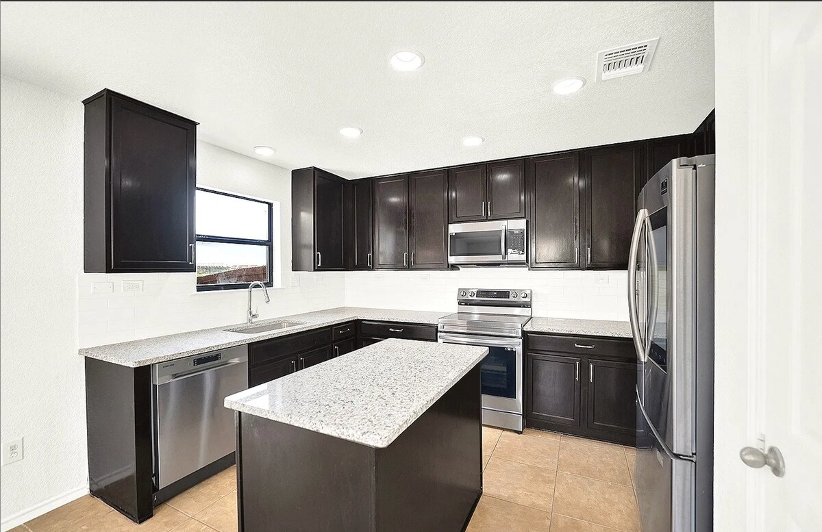 Building Photo - 2219 Sundrop Bay