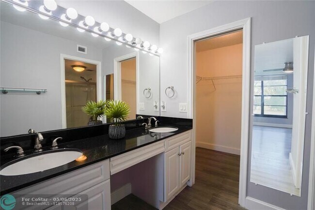 Building Photo - 7 Royal Palm Way