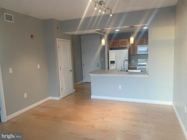 Building Photo - 5750 Bou Ave