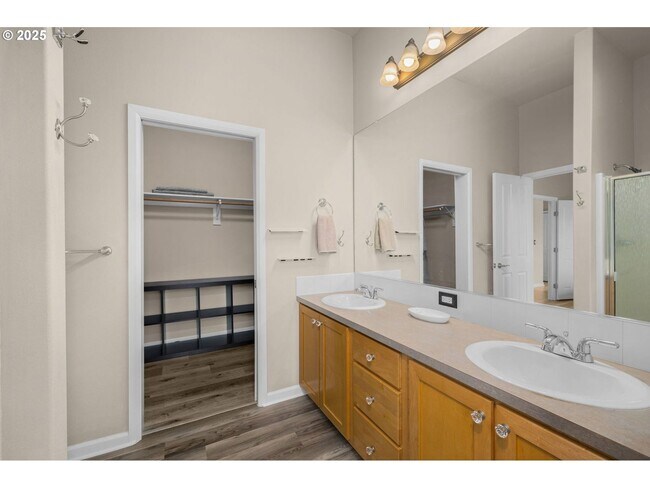 Building Photo - Beautiful Newly Renovated Spacious 3 Bedroom Home!