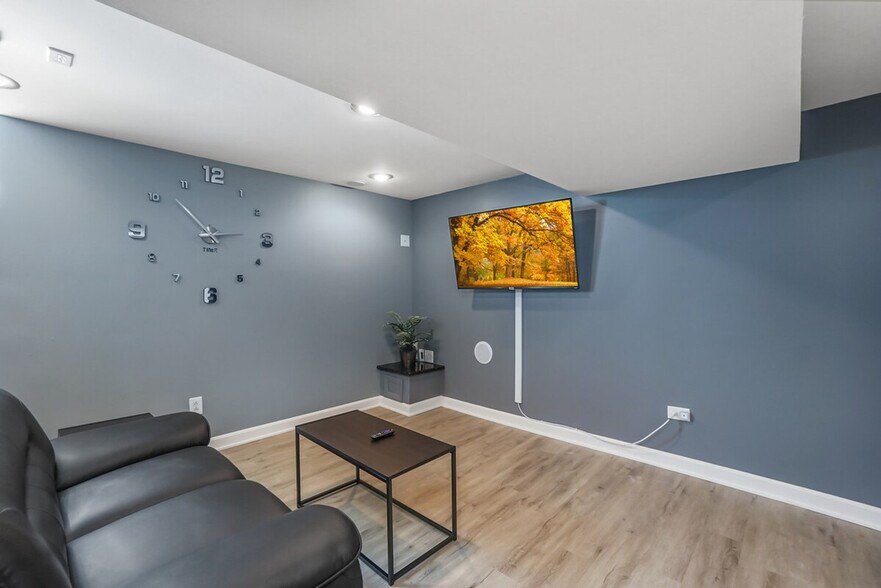 Building Photo - 7002 W Farragut Ave