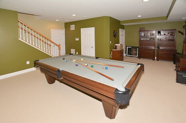 Building Photo - Beautiful Luxury TH with Deck & Patio!
