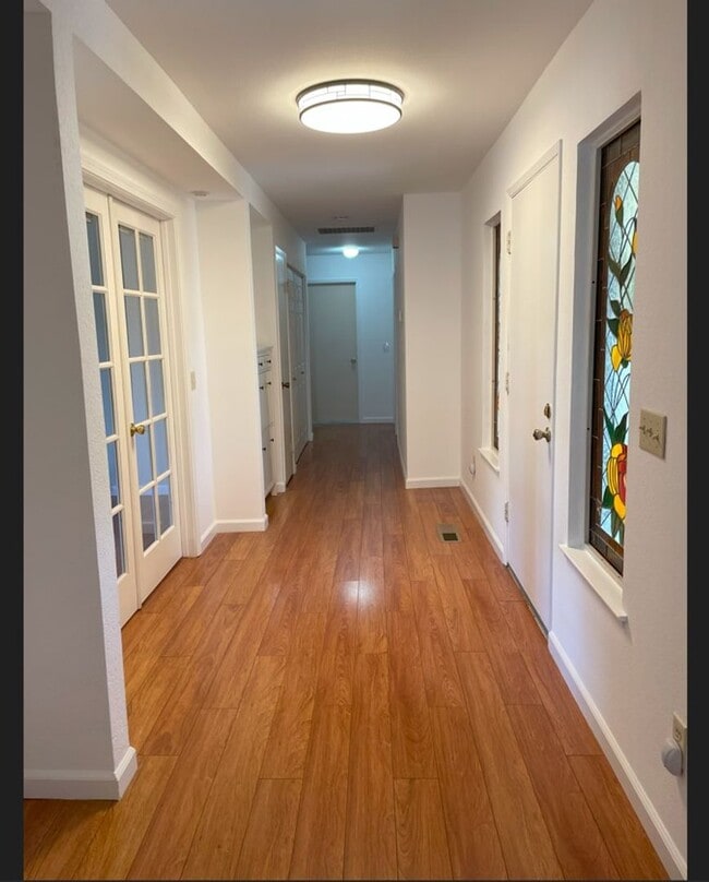 Building Photo - ~Spacious 5 Bed/2 Bath Home in D Section~ Available Now!