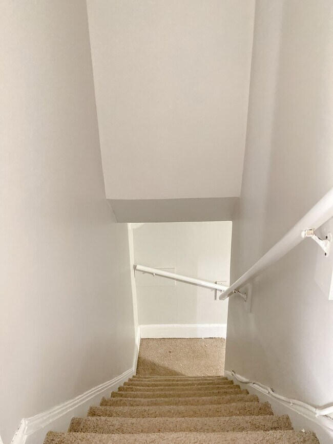 Building Photo - Large 2 bed 1 bath house