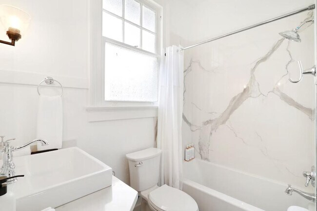 Building Photo - 4327 Canal St