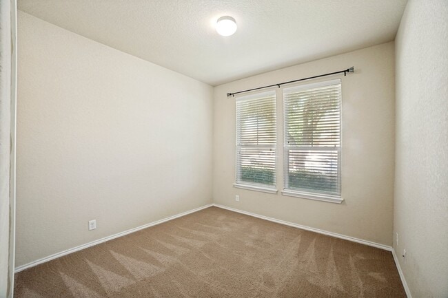 Building Photo - Beautiful 3 Bedroom in Republic Oaks Community