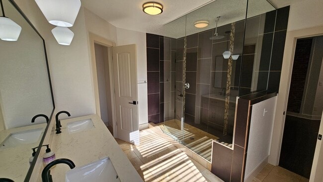 Building Photo - Modern Park Hill Home