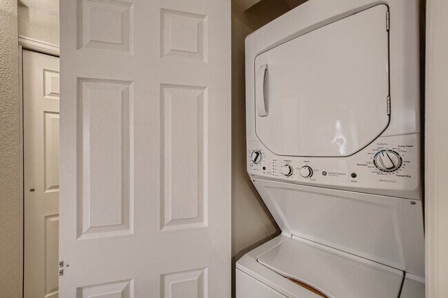 Building Photo - Lovely Pearl St. Condo 1 BDR/1 BA Downtown Boulder