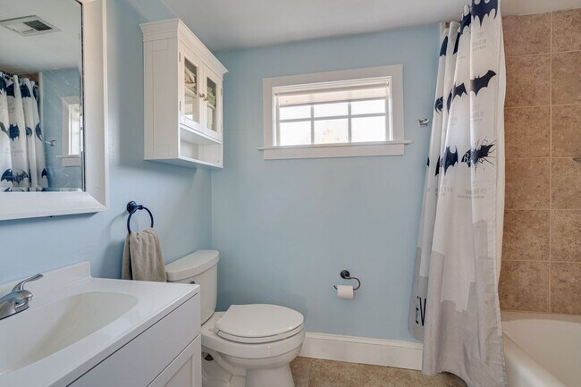 Building Photo - Charming 2 Bedroom 2 Bath Home In The Heart Of Downtown Mebane With Massive Fenced In Yard!!