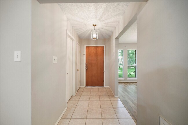 Building Photo - 3134 Village Park Dr