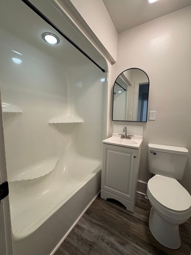 Building Photo - Charming 2BR/1BA Home