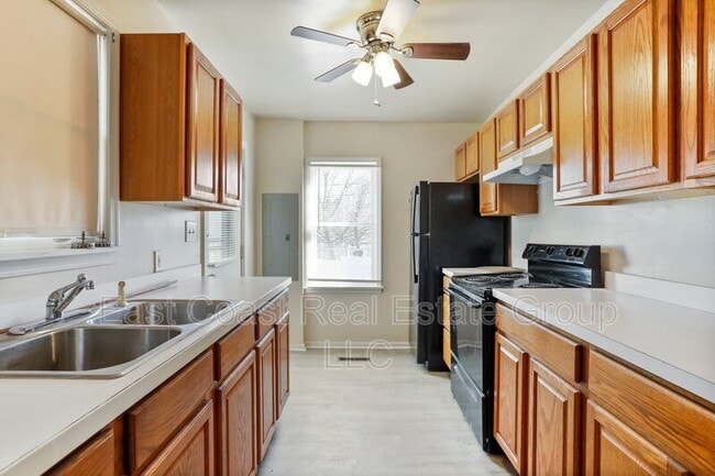Building Photo - 2 Bedroom, 1 Bath, Central Air Conditioning, Washer Dryer in unit.
