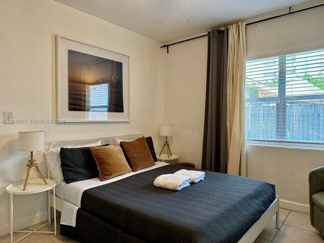 Building Photo - 1130 NE 81st St