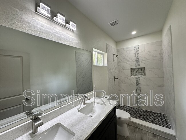 Building Photo - 107 Ross St